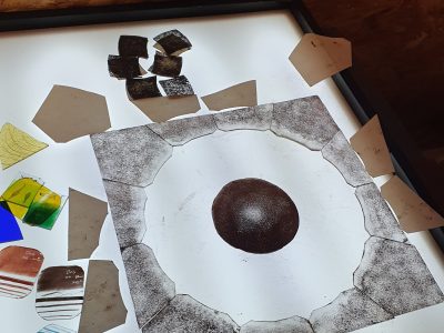 Vitrail en cours de confection durant la formation vitrailliste dans le Perche
