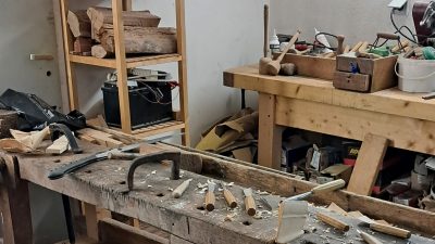 Atelier d'artisan sculpteur pour réaliser une sculpture en bois colombe proche de Genève