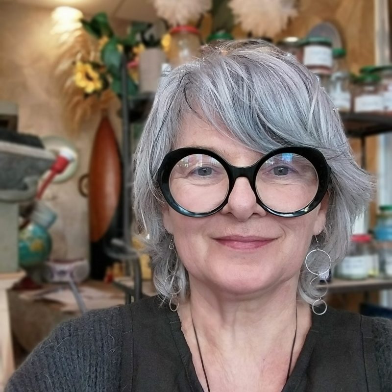 Photo de Blandine Clouet restauratrice de meuble en Bretagne