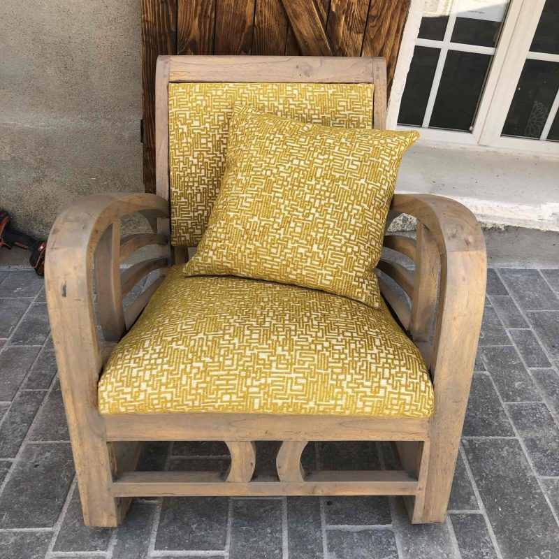 Fauteuil jaune pendant le stage en tapisserie d’ameublement