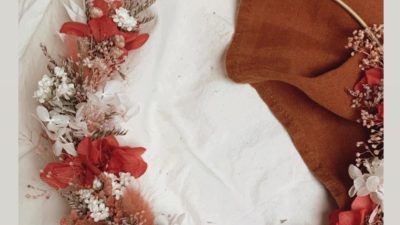 Couronne de fleurs séchées pendant l'atelier à Bordeaux