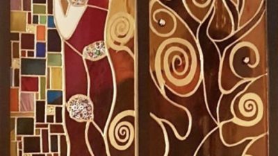 Vitrail avec des motifs stylisés et dorés stage estival vitrail et yoga