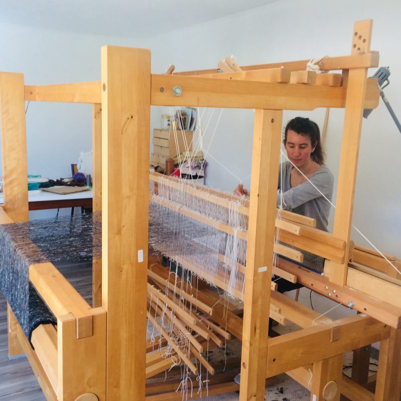 Ingrid Bret, artisane couturier avec son métier à tisser