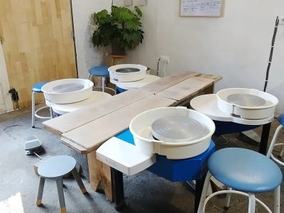 Atelier de la formation céramique MVE à Pau avec Océane Conilh de Beyssac, céramiste à Pau