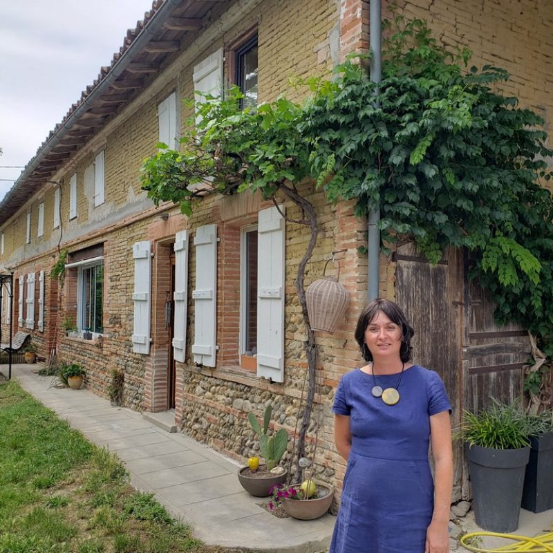 Anne-Catherine IBRAC, relieur doreur vers Toulouse devant son atelier