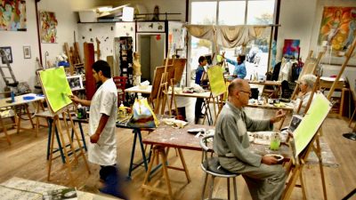 Stagiaires débutants dans l'atelier de peinture pour le stage vers Perpignan