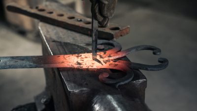 Découpe du métal atelier d'initiation à la forge dans le Tarn