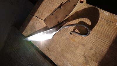Couteau brut de forge pendant le stage de coutelier dans une coutellerie avec un forgeron