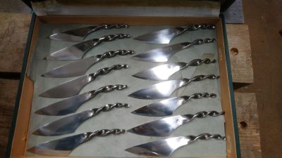 Quelques couteaux traditionnels effectués pendant le stage de coutelier dans une coutellerie et forge
