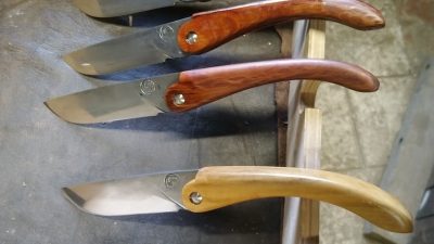 Quelques couteaux traditionnels effectués pendant le stage de coutelier dans une coutellerie avec un forgeron