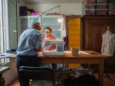 Stagiaires formation couture - Retouches simples à Bordeaux