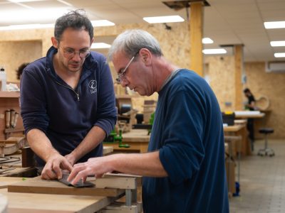 Stagiaires en cours d'apprentissage pendant la formation de luthier vers Toulouse