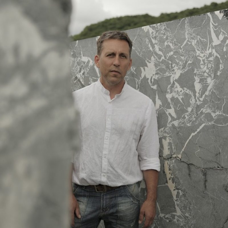 David Leger, tailleur de pierre et sculpteur dans sa carrière de marbre favorite qui propose des formations et des stages