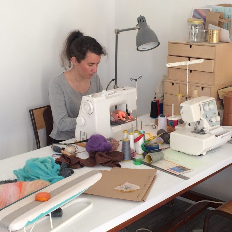 Ingrid Bret, couturière avec une machine à coudre