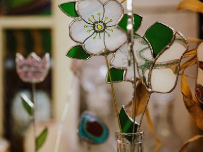 Fleurs en verre pendant la formation vitrailliste à Lille dans le Nord.