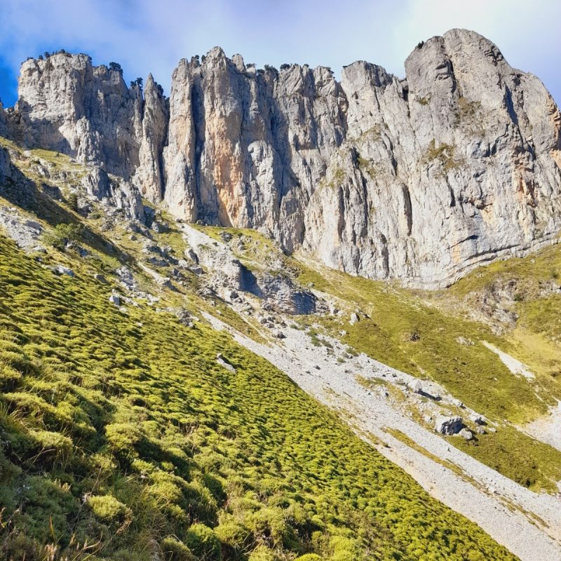Vue sur les montagnes dans l'estive de berger
