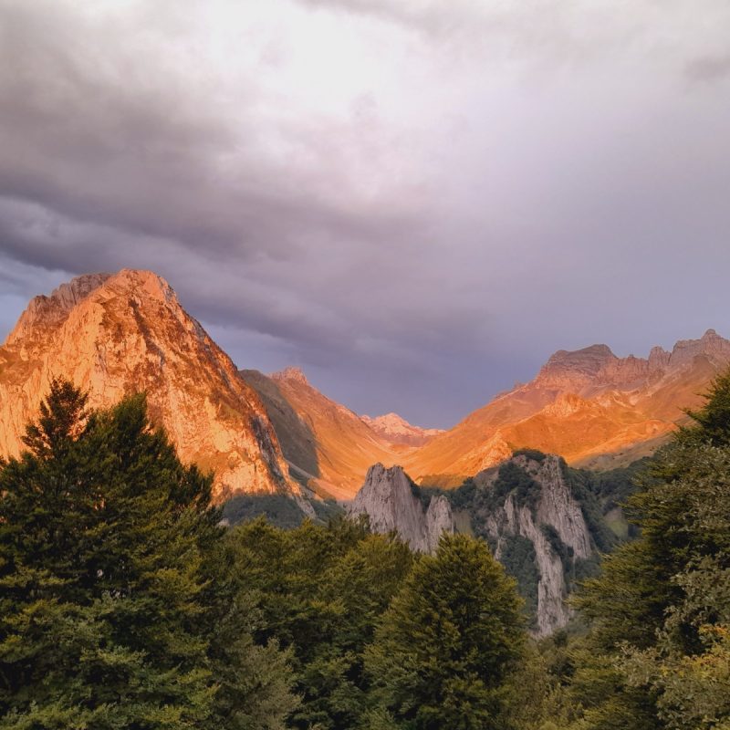 Vue sur les montagnes au coucher de soleil