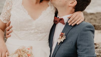 Accessoires de mariage en fleurs séchées faits pendant l'atelier à Bordeaux avec une fleuriste