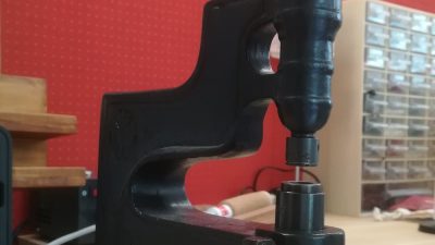Machine pendant l'atelier avec un maroquinier