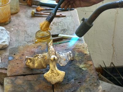Patine à chaud pendant la formation fonderie d'art avec Florence Gros vers Perpignan