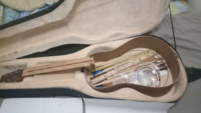 Intérieur d'une guitare atelier d'initiation à la lutherie en Ariège