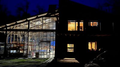 Maison en bois écologique qui est l'atelier dans lequel se déroule le stage