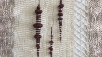 Tissage en cours pendant l'atelier avec un tisserand