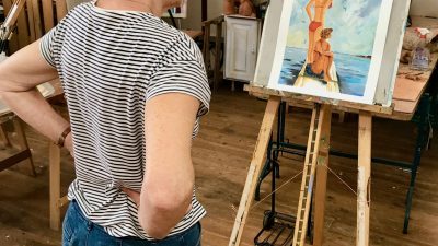 Elève sur sa première toile pendant l'atelier et le stage de peinture en Catalogne