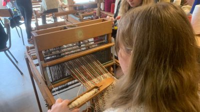 Apprentissage sur métier à tisser pendant le stage d'initiation de tissage à Bordeaux