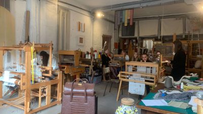 Atelier de tisserand pendant le stage d’initiation de tissage sur métier à tisser à Bordeaux