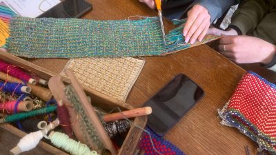 Découpe pendant pendant le stage d’initiation de tissage sur métier à tisser à Bordeaux