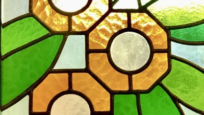 Fleurs atelier sur le vitrail Tiffany