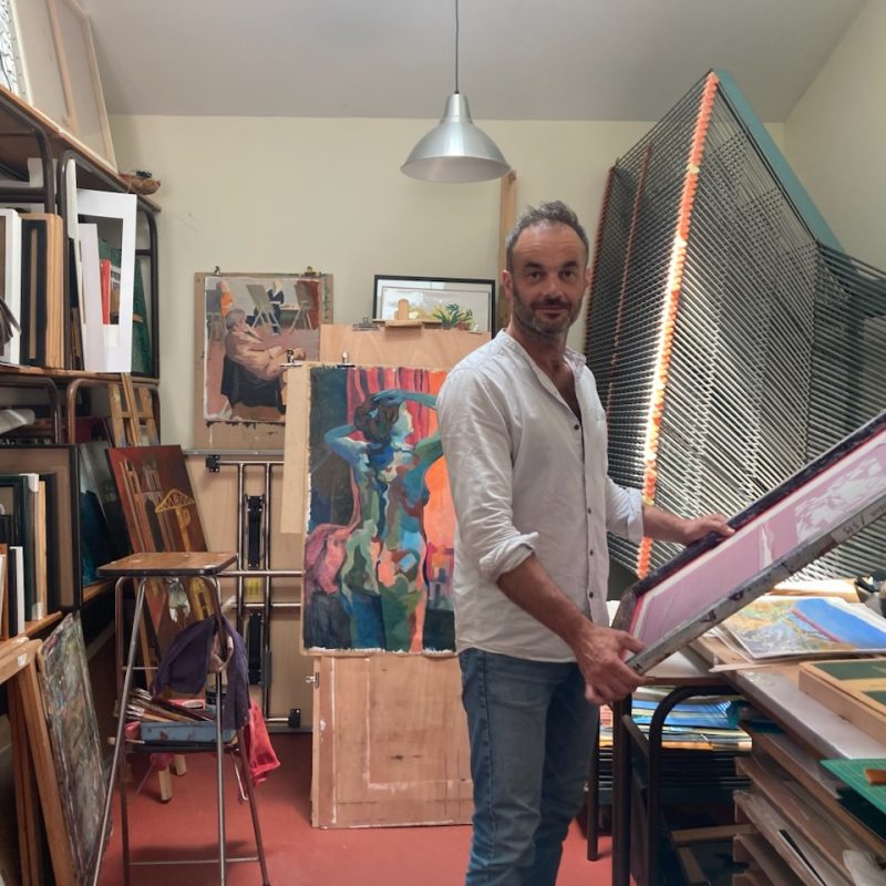 Romain Louvel dans son atelier proche de Nantes