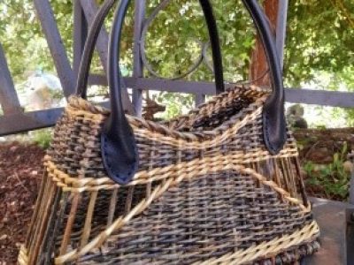 Sac tressé bicolore formation à la vannerie d'osier en Bourgogne