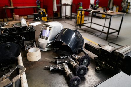 outils utilisés par un carrossier dans le marché automobile