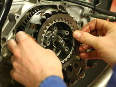 Opération en mécanique pendant la formation sur une moto