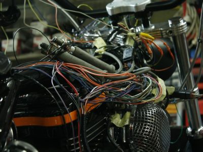 Entretien du système électrique et électronique pendant la formation mécanique moto