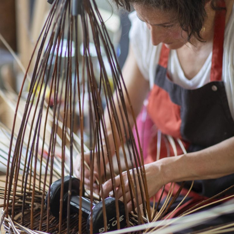 Vannier pendant l'atelier de vannerie