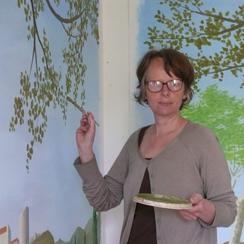 Chloé Préteceille, artiste peintre à l'œuvre
