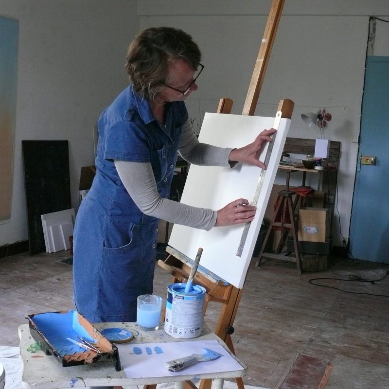 Chloé Préteceille, artiste peintre sur une toile de peinture