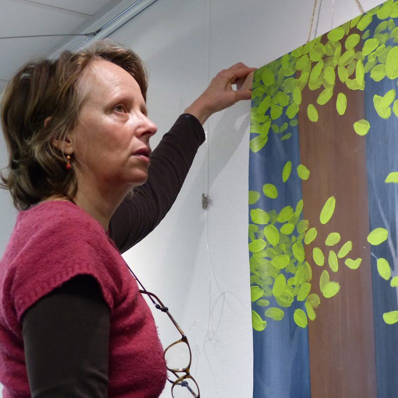 Chloé Préteceille, artiste peintre dans une exposition