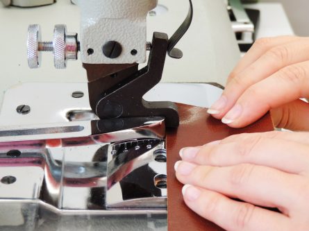 Machine à parer dans un atelier de maroquinerie