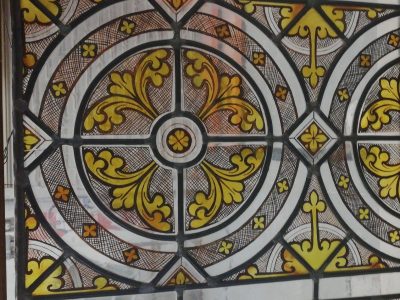 Peinture grisaille sur vitraux pendant la formation vitrailliste à Lille dans le Nord.