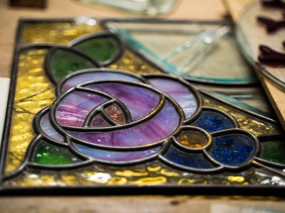 Restauration en laiton pendant la formation vitrailliste à Lille dans le Nord.