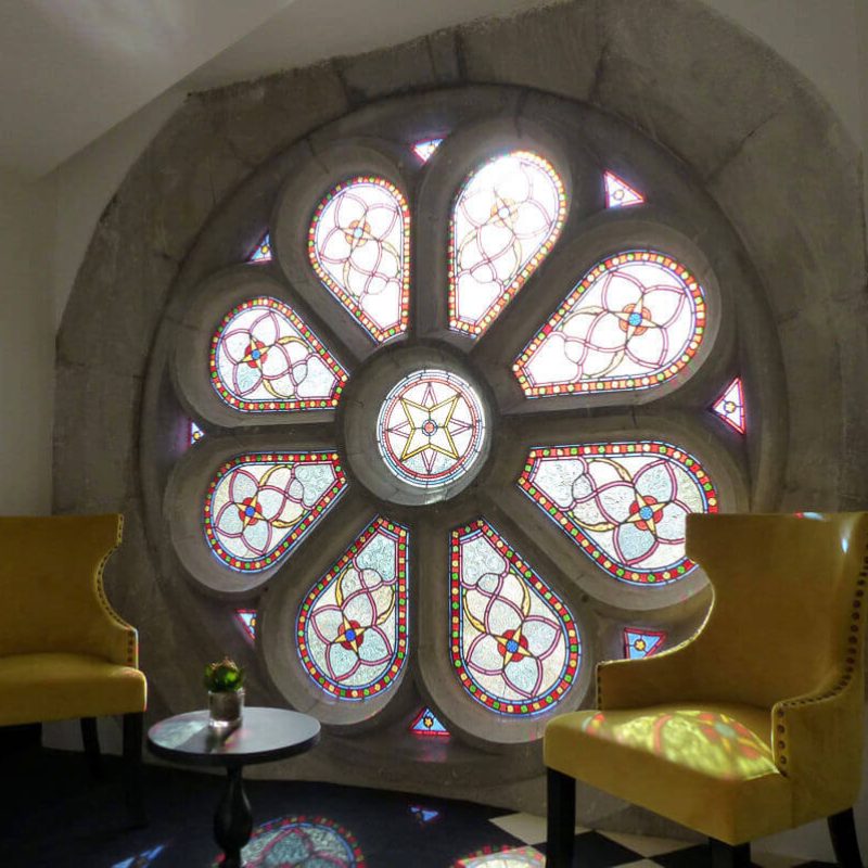 Restauration de vitrail d'un hôtel par une vitrailliste