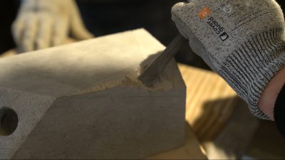 Détail de taille de pierre avec un tailleur en Aveyron