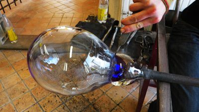 Soufflage de verre en cours pendant l'atelier vers Paris
