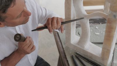David Leger, en pleine action pendant le stage de sculpture sur pierre vers Toulouse