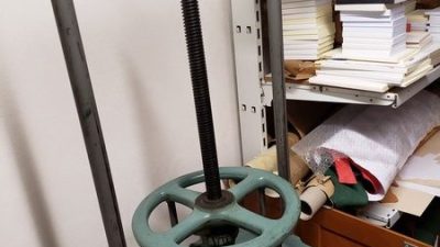 Outil de relieur doreur dans l'atelier pendant le stage de reliure et dorure vers Toulouse