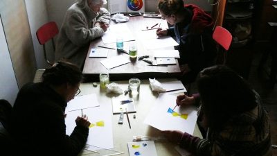 Stagiaires pendant les cours de peinture à la gouache pour débutants avec une peintre